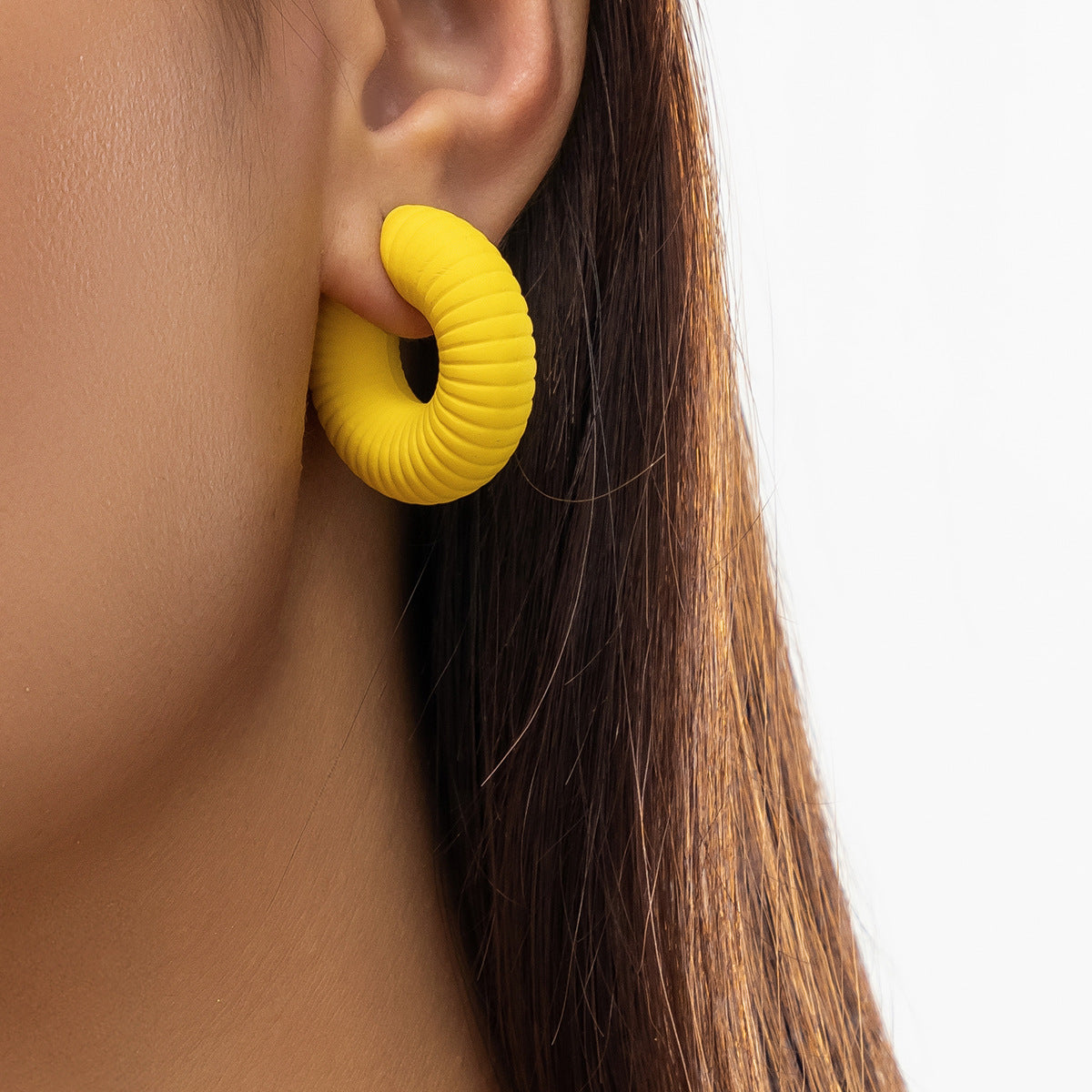 Clips para orejas circulares de marea para mujer con clavos de hueso para oreja simple