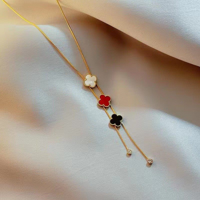 Colar com pingente de trevo chique minimalista em aço titânio