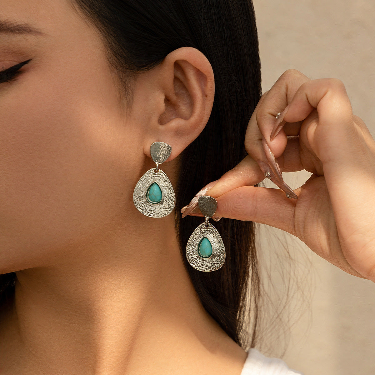 Droplet-shaped turquoise pleated stud earrings