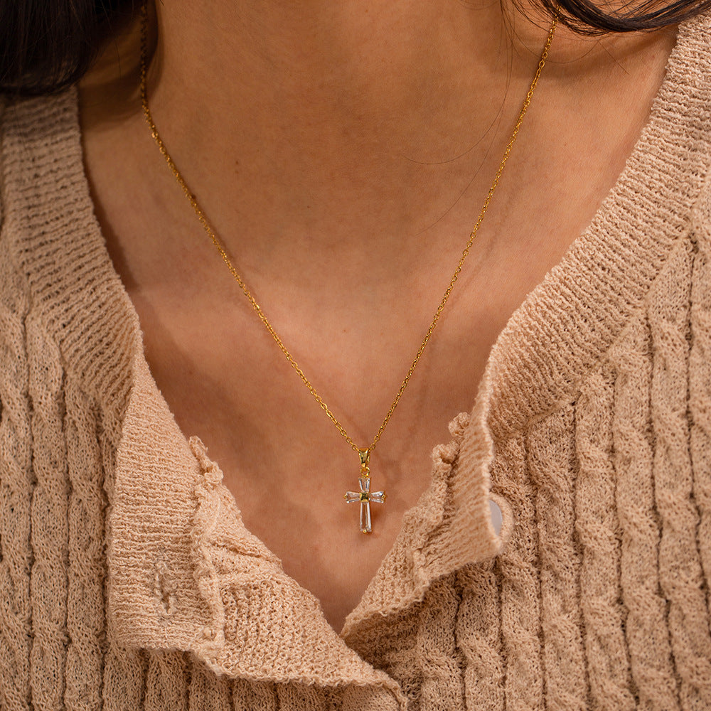 Collar colgante geométrico cuadrado de circonitas blancas