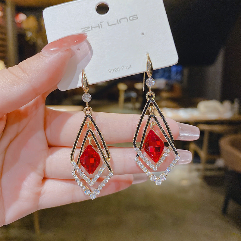 Pendientes de rombos de doble capa de cristal rojo.