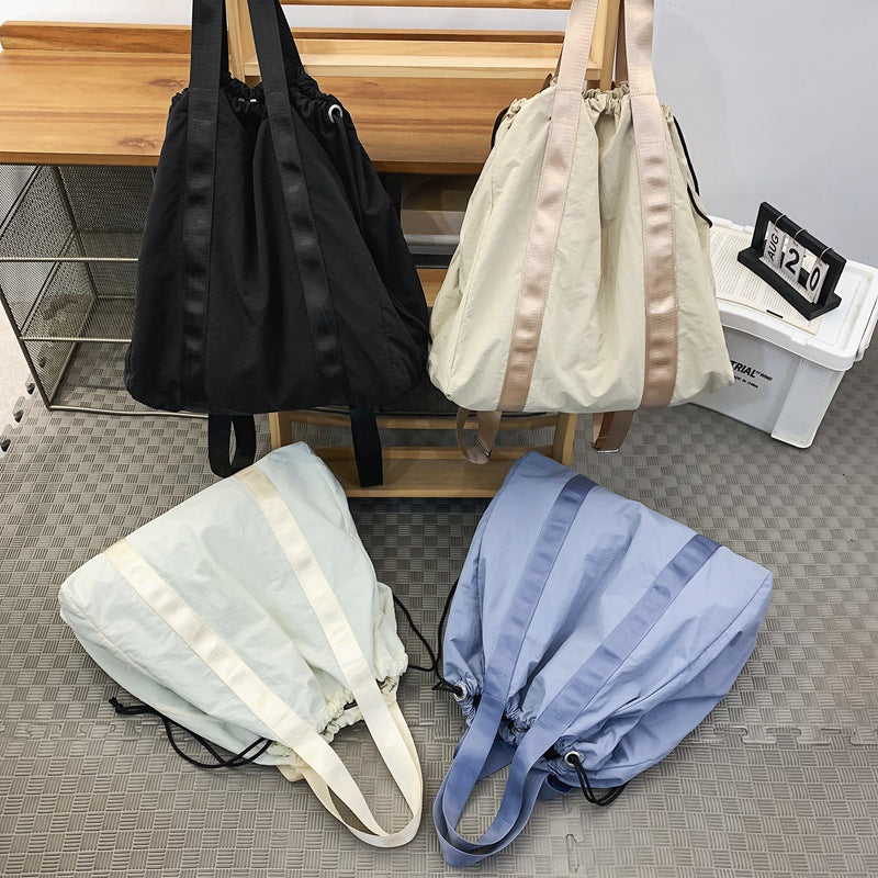 Mochila de mano en tejido de nailon de color liso