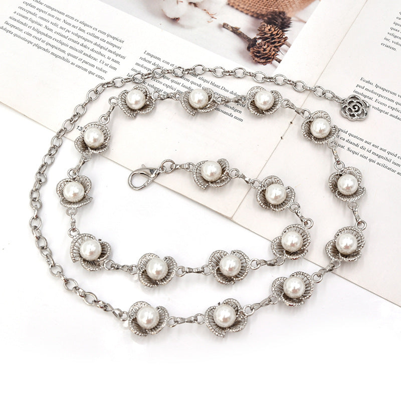 Pearl pendant decorated with thin belt,