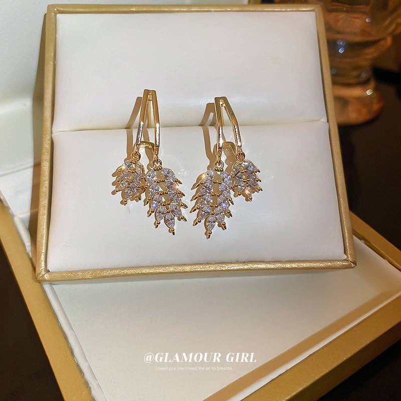 Pendientes de mujer con espigas de trigo llenas de diamantes