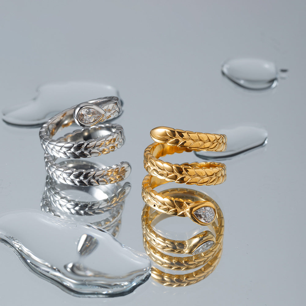Anillo con circonitas en forma de serpiente.