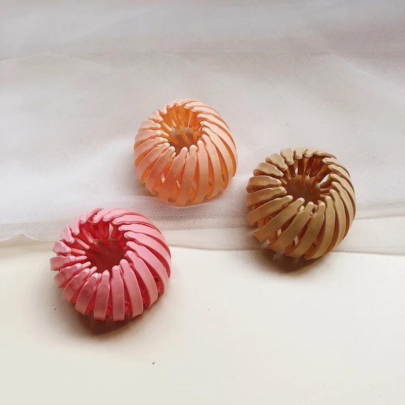 Pinza para el pelo con forma de nido de colores