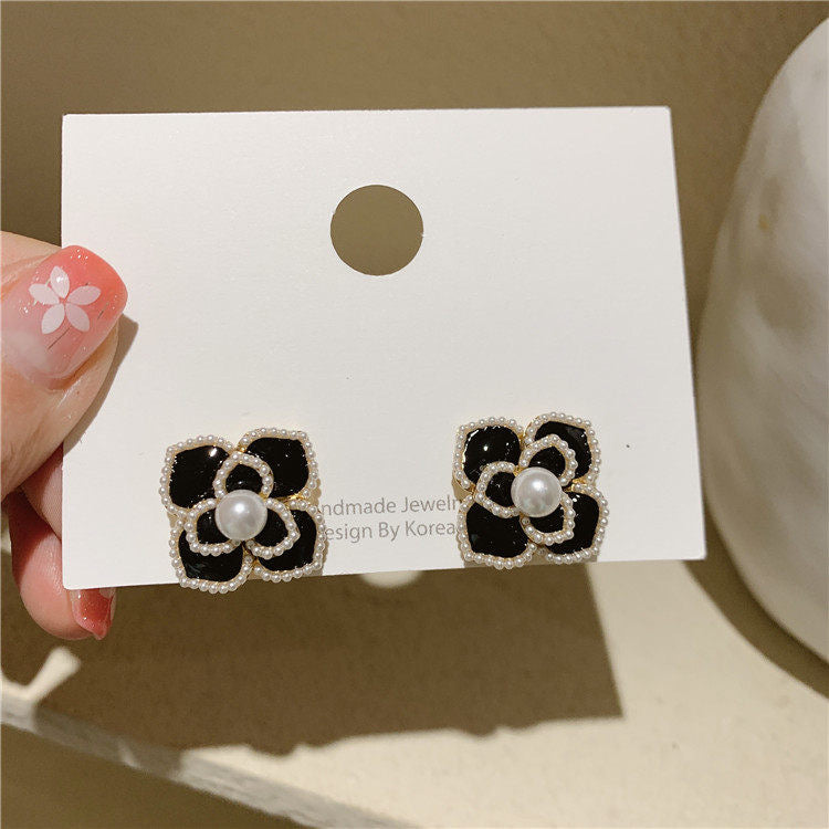 Pendientes de camelia con perlas de moda