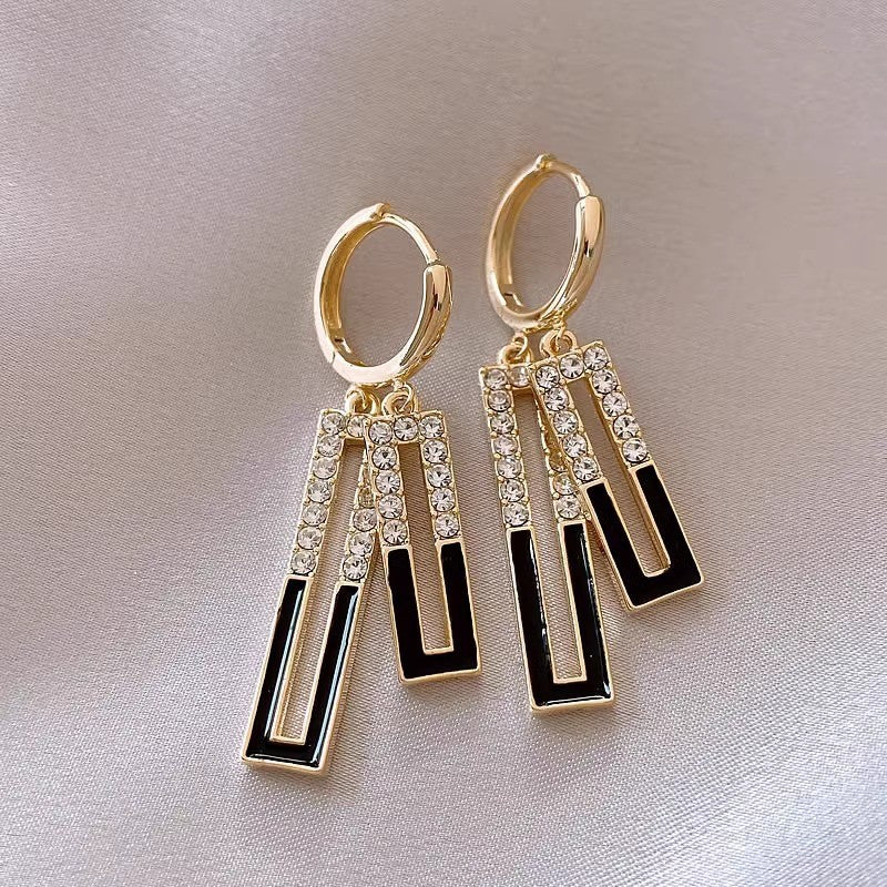 Pendientes con esmalte en forma de gota de color rojo, blanco y negro.