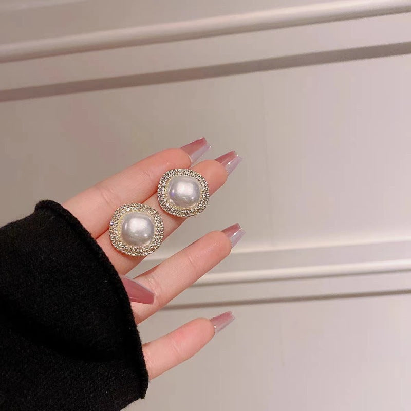 Pendientes de botón de perla roja con diamantes