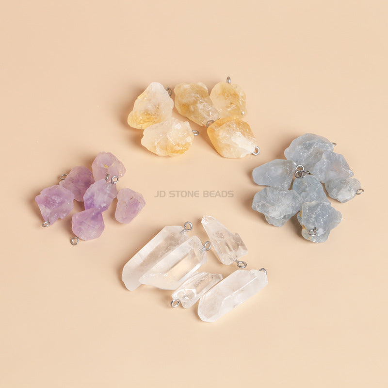 Colgante de piedra rugosa con tira larga de cristal blanco.