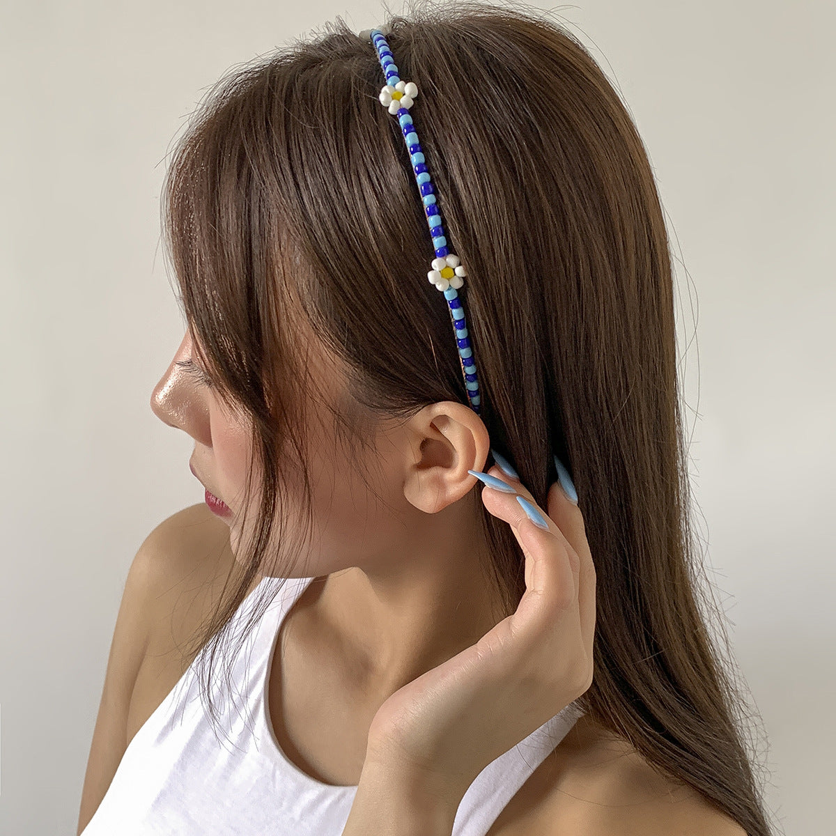 Accesorios para el cabello con margaritas en contraste