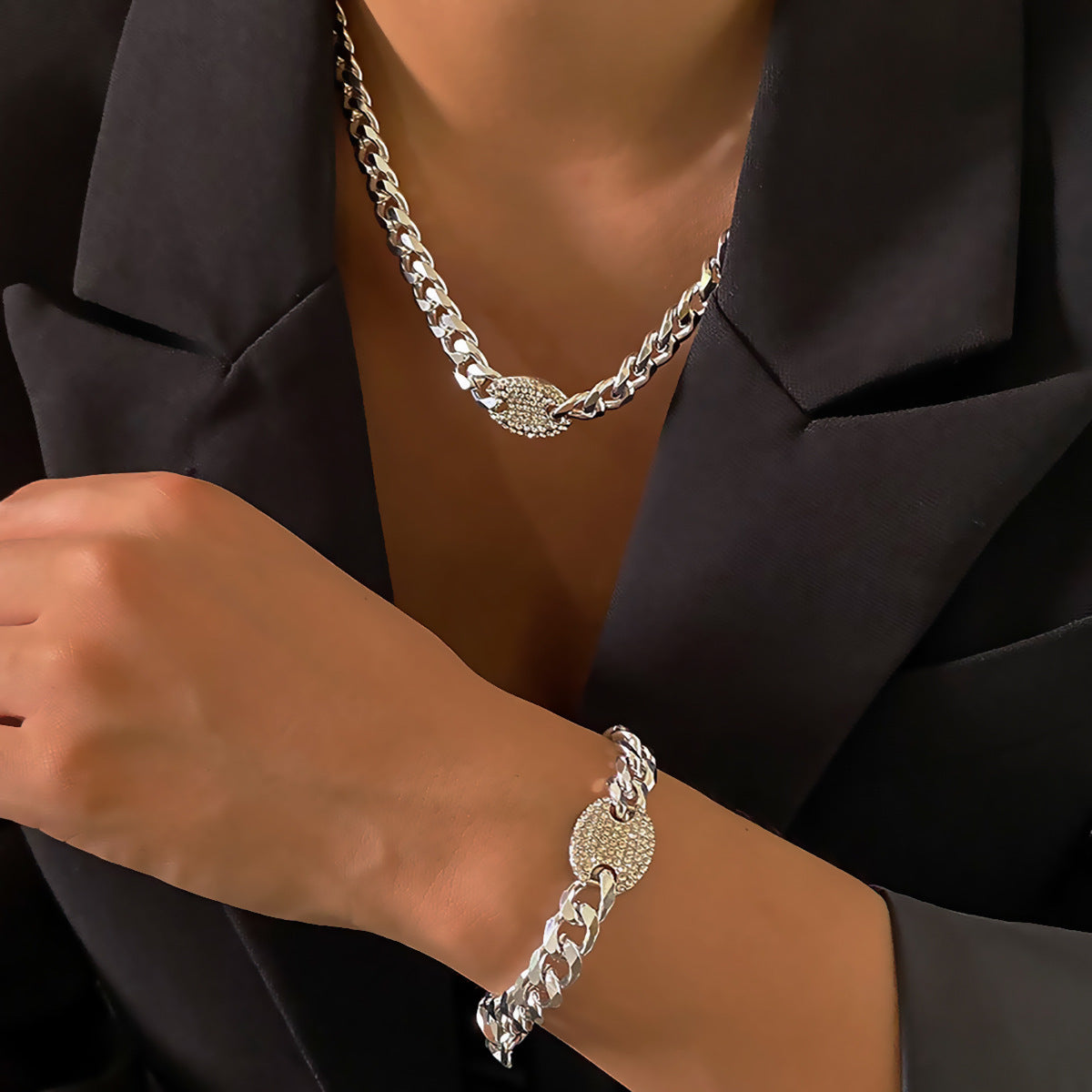 Collar sencillo de diamantes con forma de botón de metal