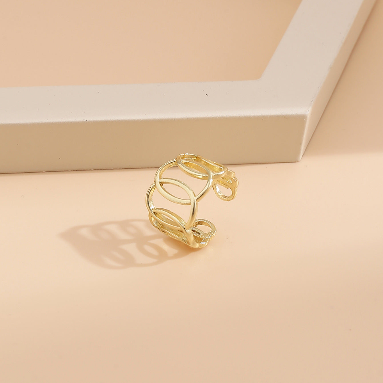Anillo estilo punk con diseño de moda retro.