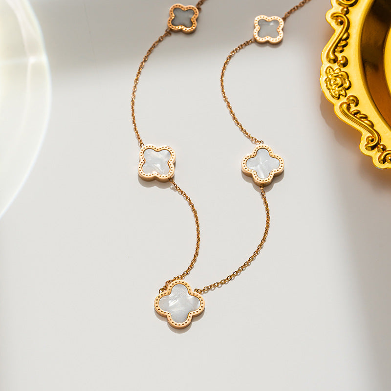 Colar de trevo de quatro folhas em aço titânio banhado a ouro 18K