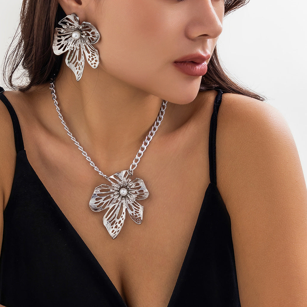 Exaggerated big flower necklace