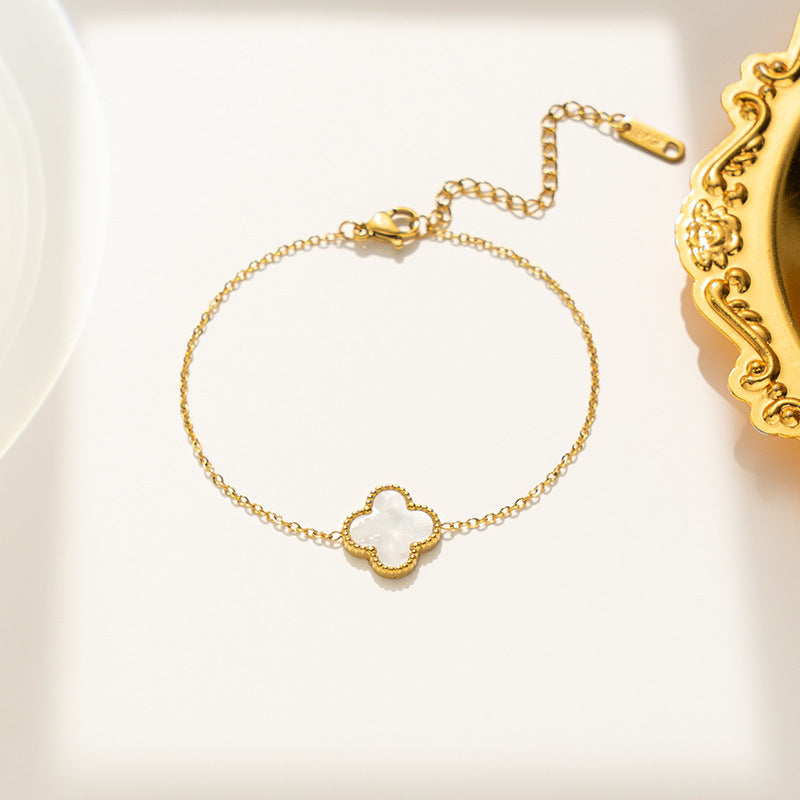 Pulseira feminina em aço titânio - trevo preto e branco, corrente em ouro rosa