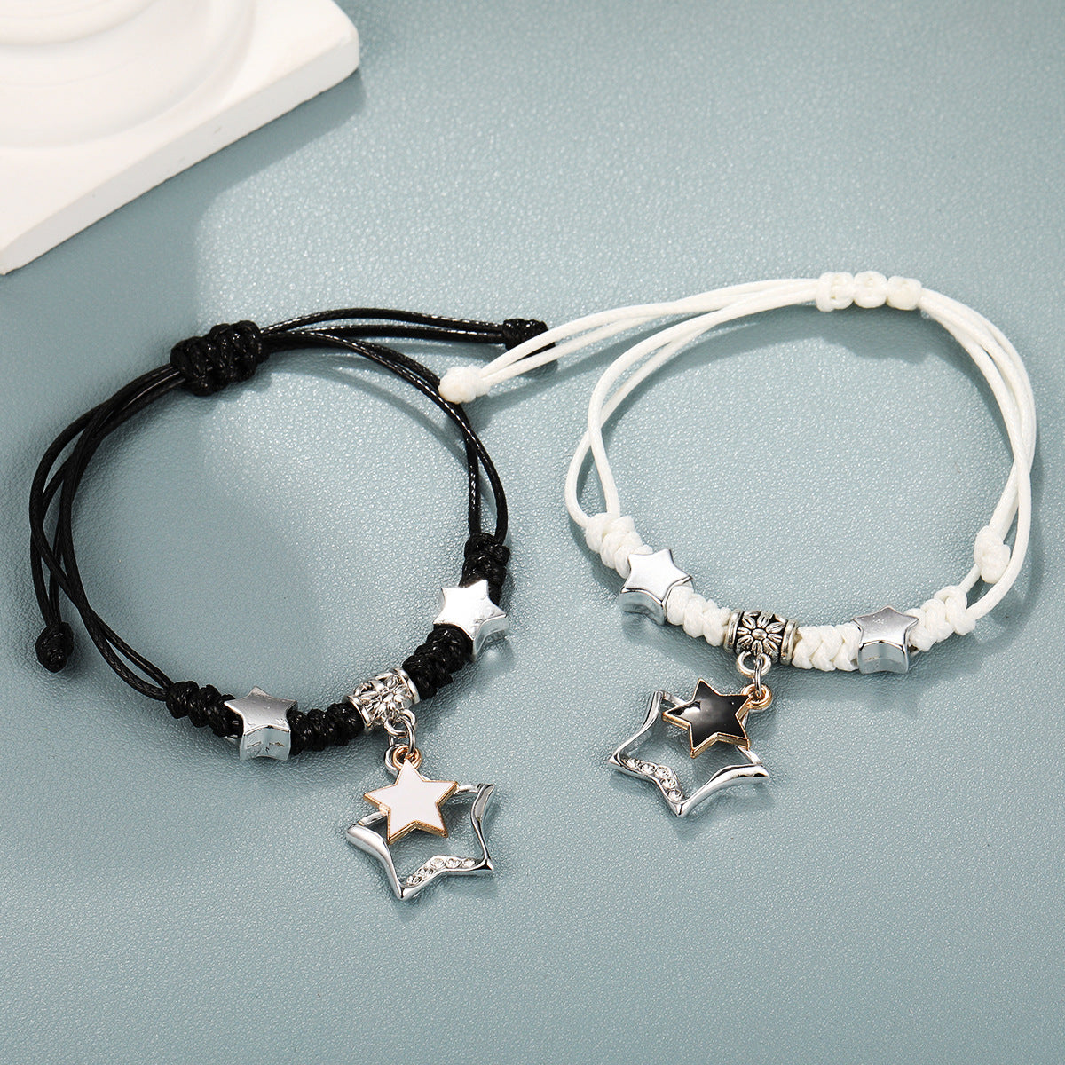 Par de pulseras extraíbles trenzadas en blanco y negro