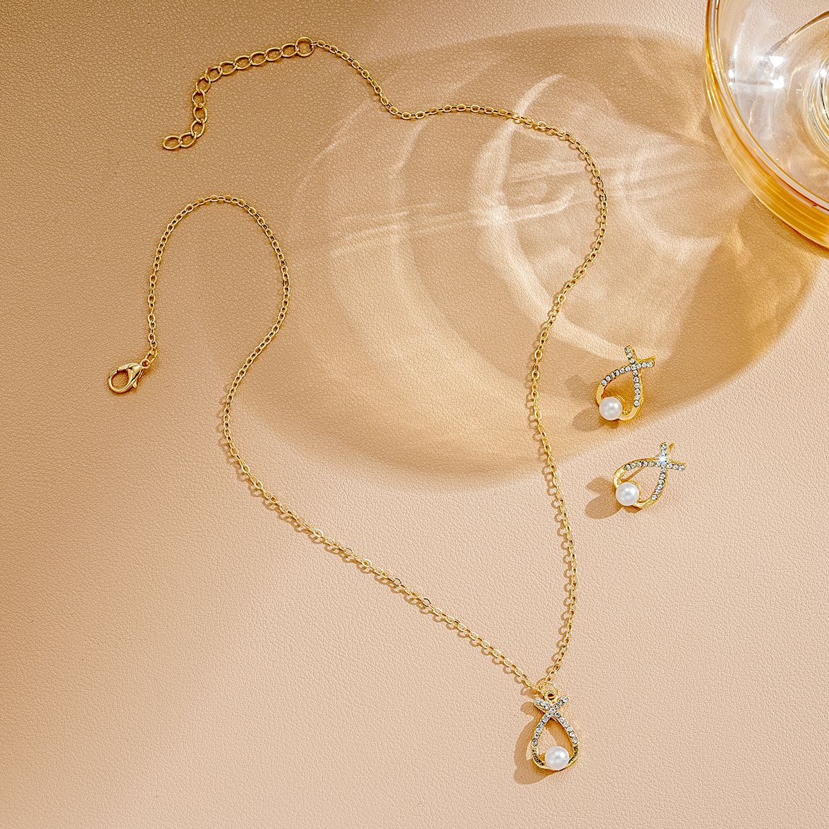 Conjunto de joyas con pendientes, collar y perlas de diamantes de imitación
