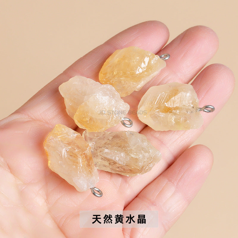 Colgante de piedra rugosa con tira larga de cristal blanco.