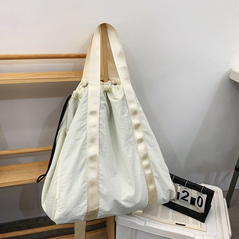 Mochila de mano en tejido de nailon de color liso