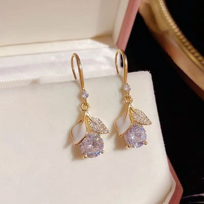 Diamond-set ginkgo leaf temperament earrings