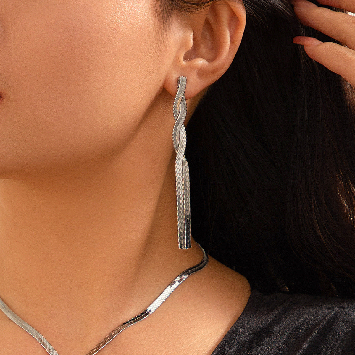 Cadena de cuello con borlas y hueso de serpiente largo