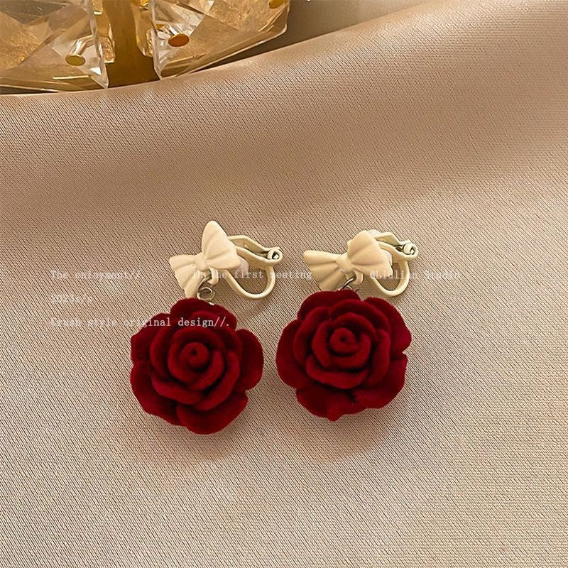 Pendientes de botón con flores color burdeos de primera calidad