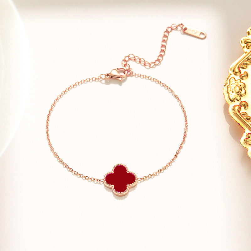 Pulseira feminina em aço titânio - trevo preto e branco, corrente em ouro rosa
