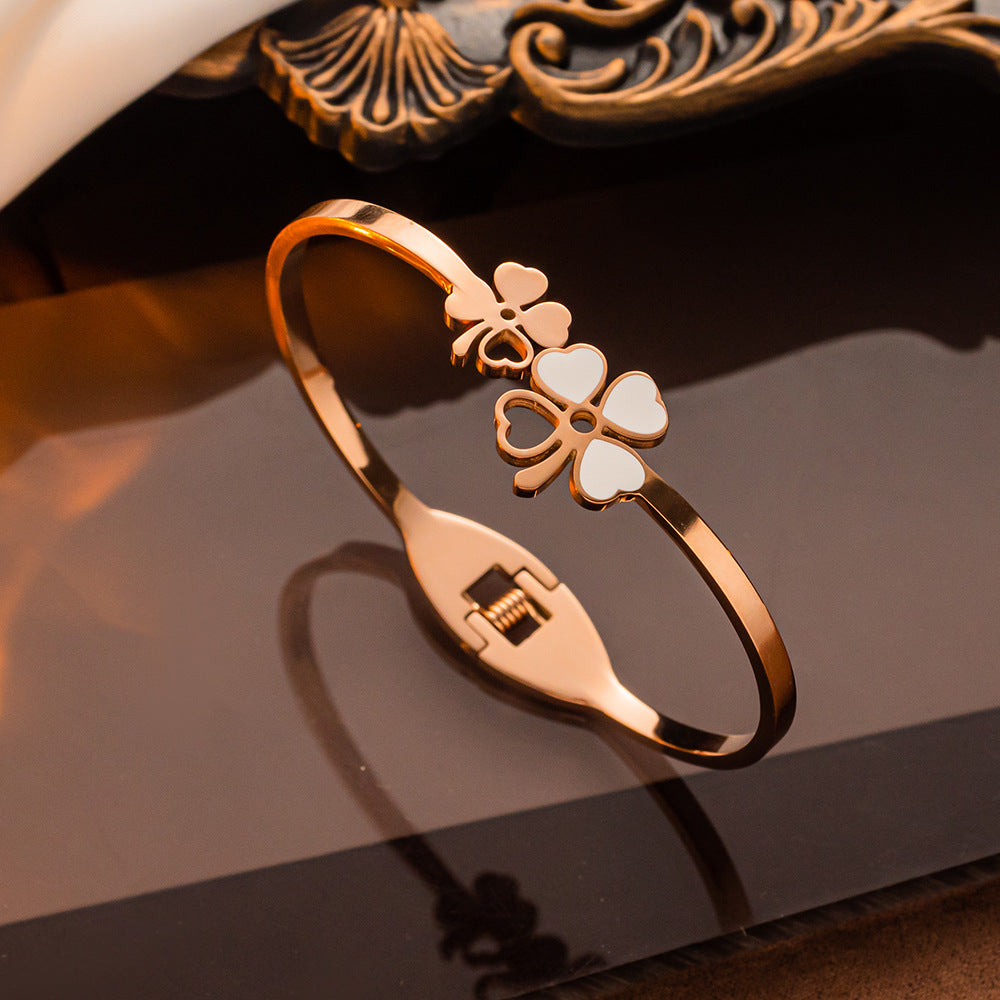 Pulsera de titanio con trébol de oro rosa