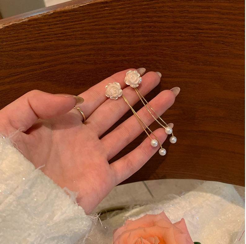 Pendientes de borlas de camelia blanca