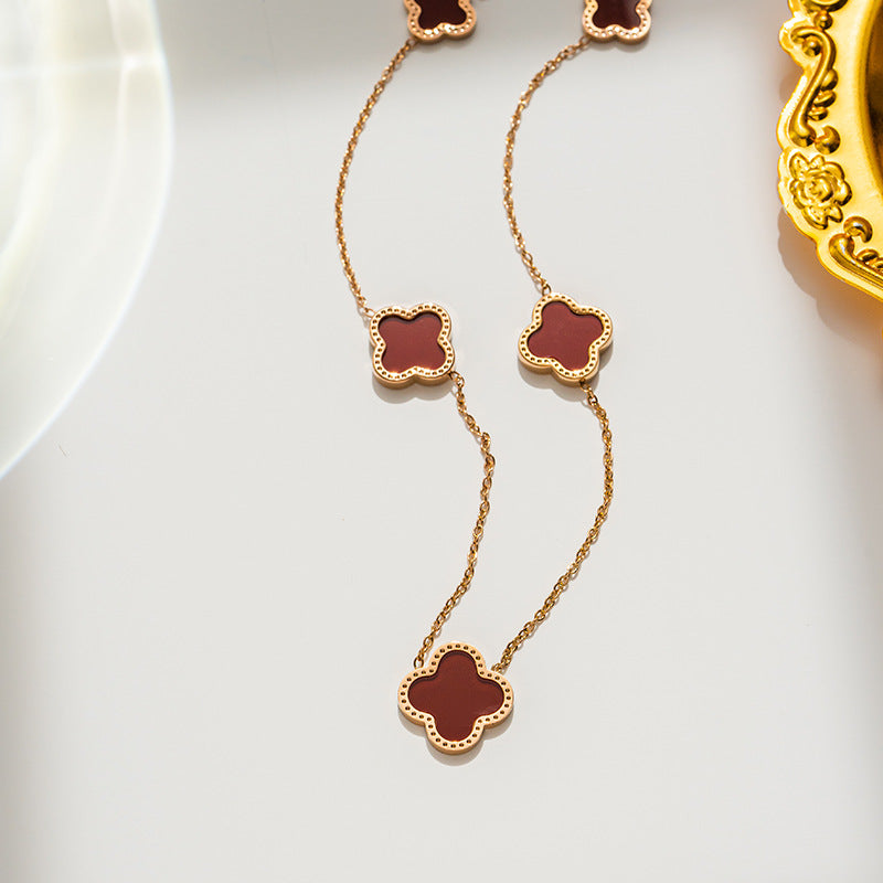 Colar de trevo de quatro folhas em aço titânio banhado a ouro 18K