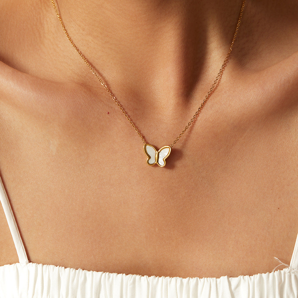Collar de cadena de oro con mariposa de concha blanca