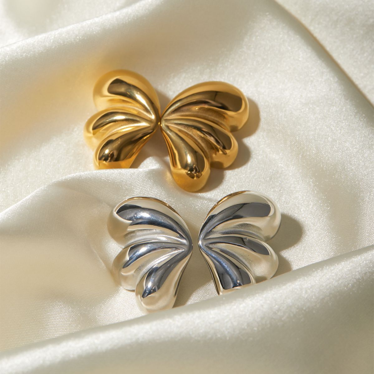 Three-petal teardrop butterfly earrings