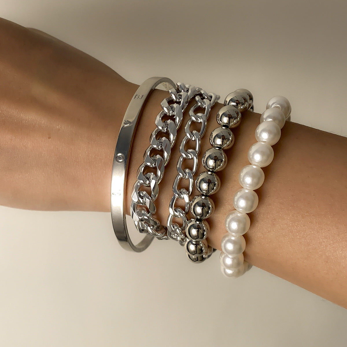 Pulsera de cadena de perlas de imitación multicapa estilo punk