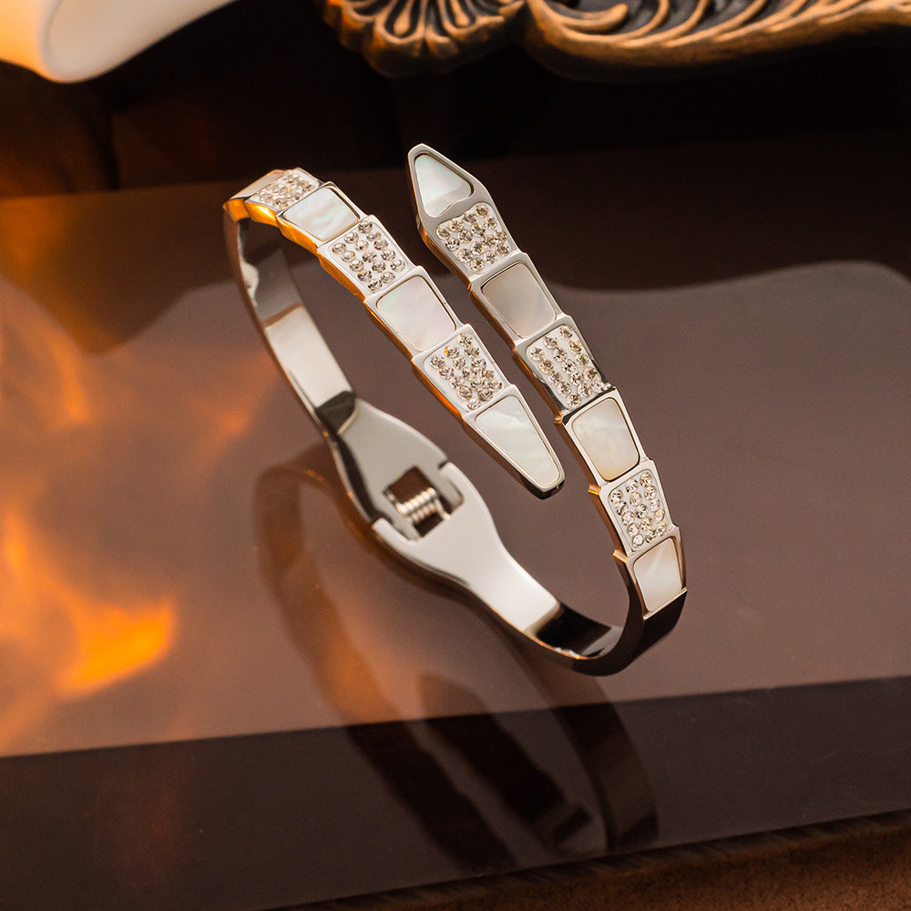 Pulsera abierta de acero y titanio con hueso de serpiente y concha, estilo minimalista