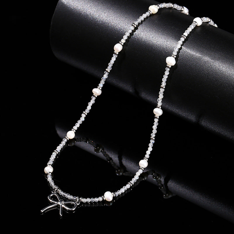 Collar de perlas barrocas de color gris natural con forma de luna