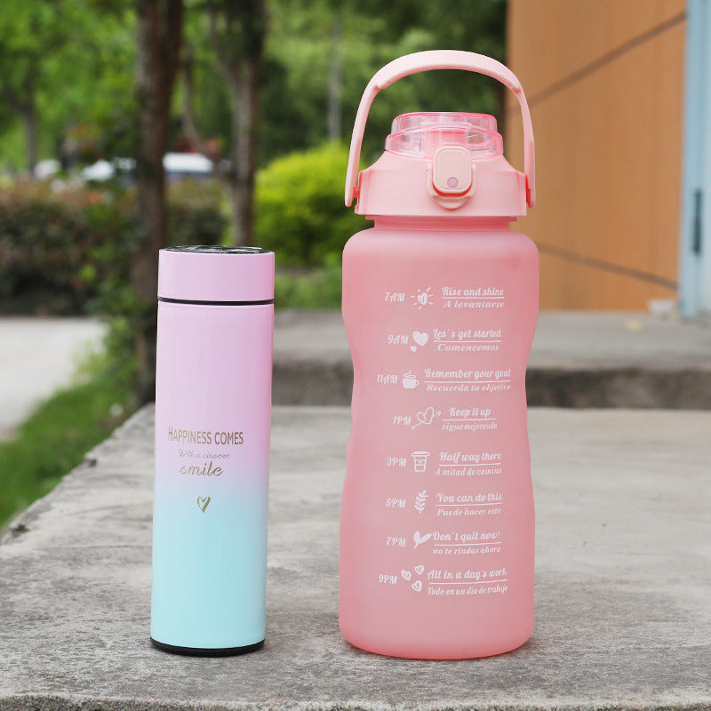 Botella aislante de plástico con bebida directa.