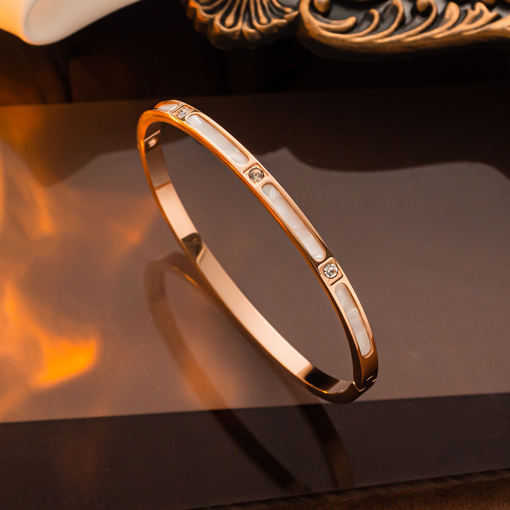 Pulseira em aço inoxidável ouro rosa com diamantes e concha, simples e versátil