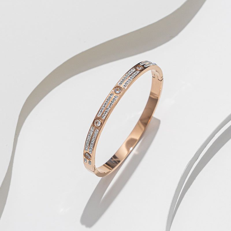 Pulsera sencilla y elegante de acero titanio con circón, oro rosa de 18 quilates