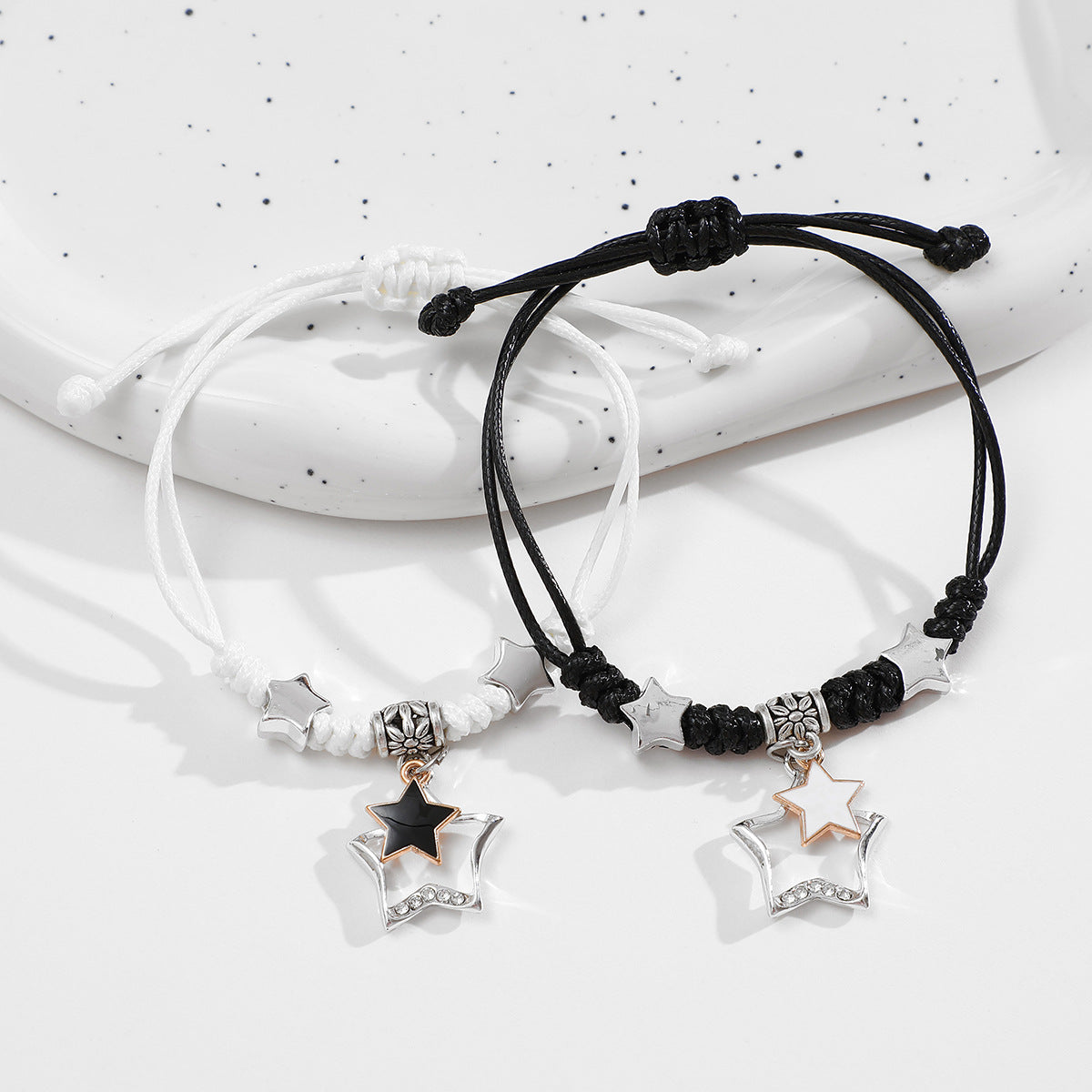 Par de pulseras extraíbles trenzadas en blanco y negro