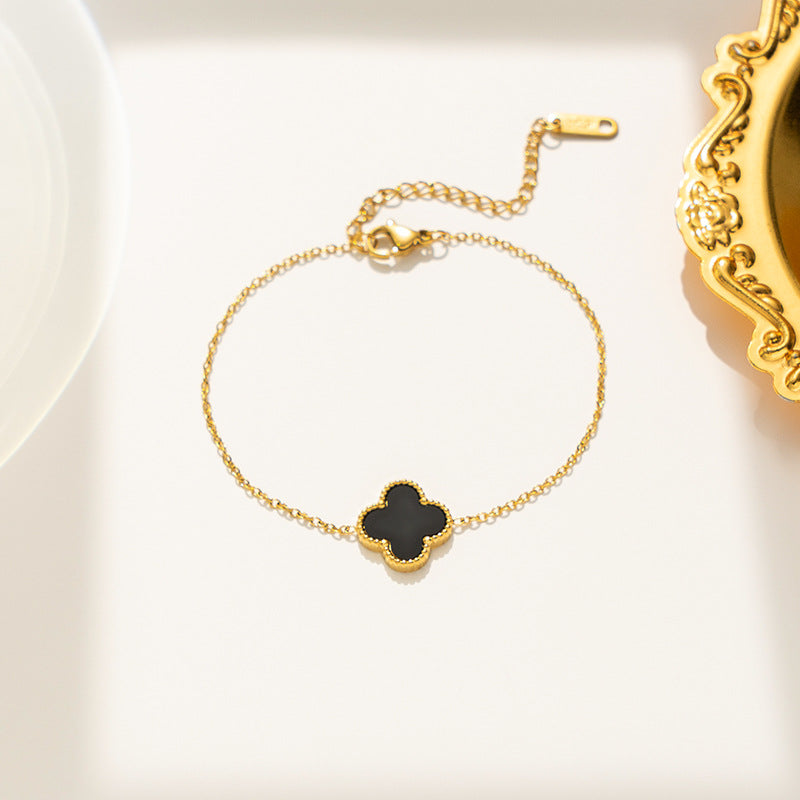 Pulseira feminina em aço titânio - trevo preto e branco, corrente em ouro rosa