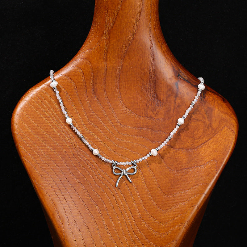 Collar de perlas barrocas de color gris natural con forma de luna