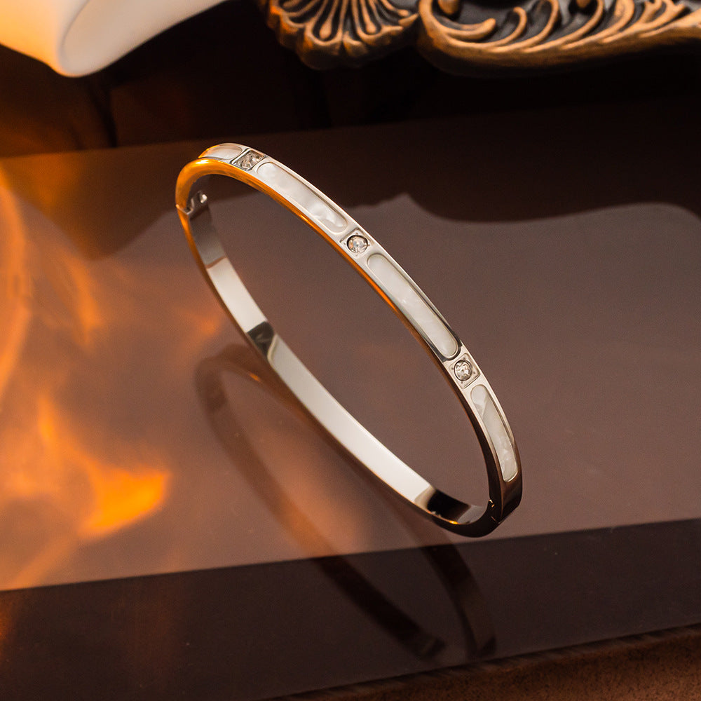 Pulseira em aço inoxidável ouro rosa com diamantes e concha, simples e versátil