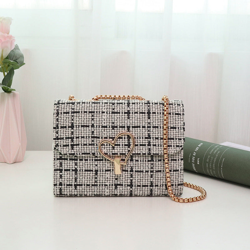 Plaid square bag is fashionable and versatile.
