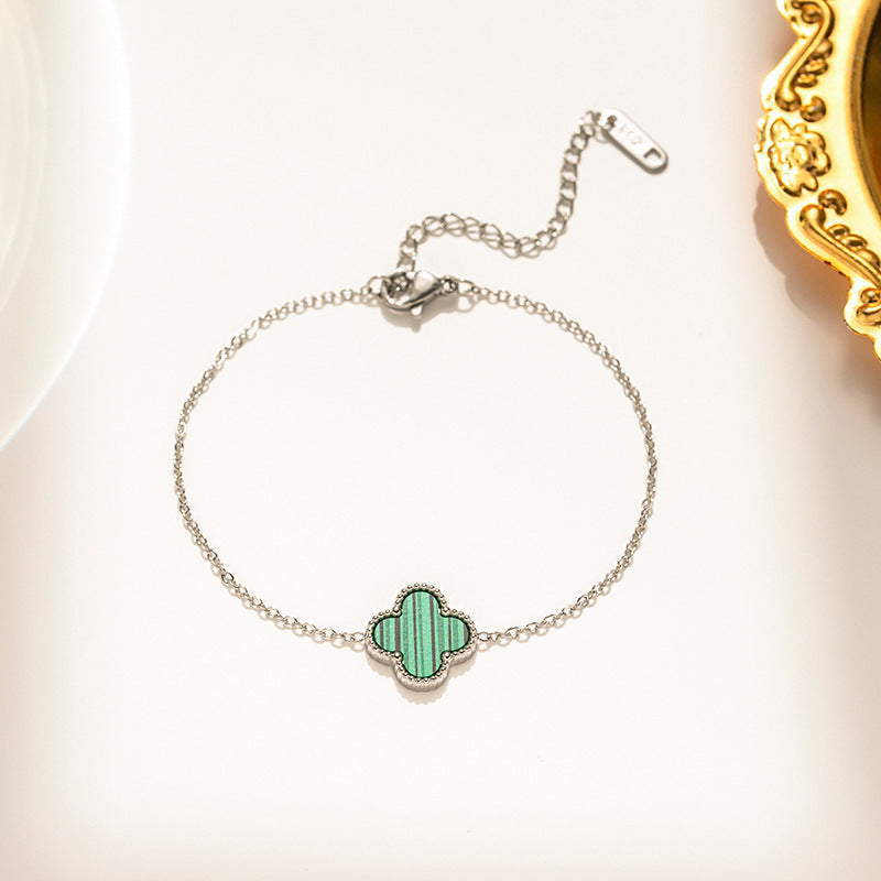 Pulseira feminina em aço titânio - trevo preto e branco, corrente em ouro rosa