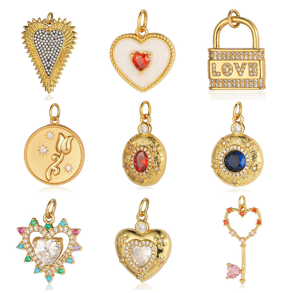 Colgante de cobre y circonita con forma de llave y corazón de melocotón