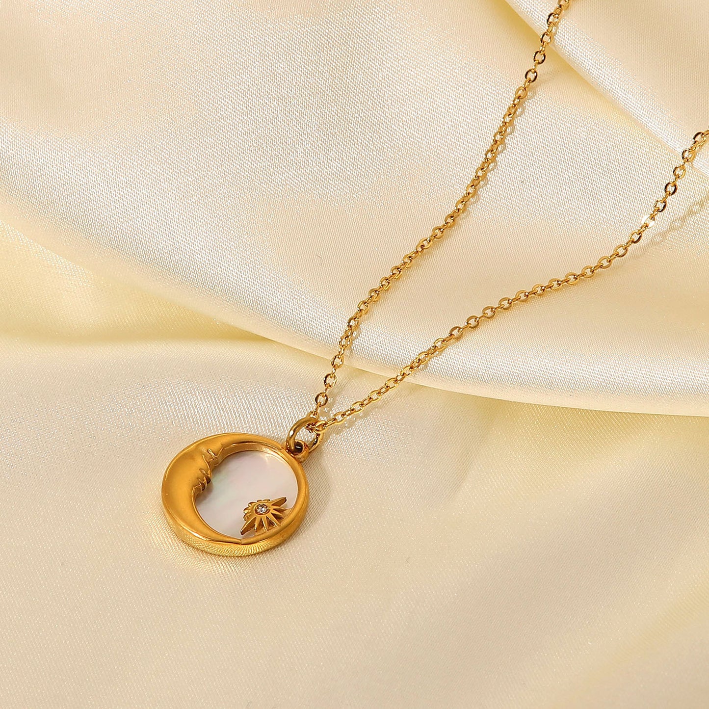 Collar Luna Estrella Madreperla Blanca