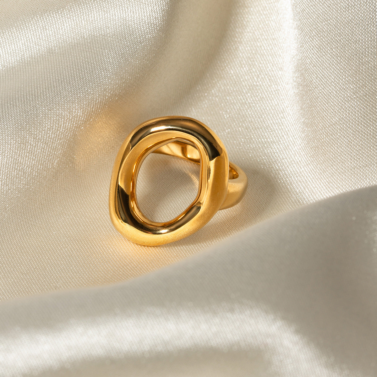 Anillo hueco ovalado