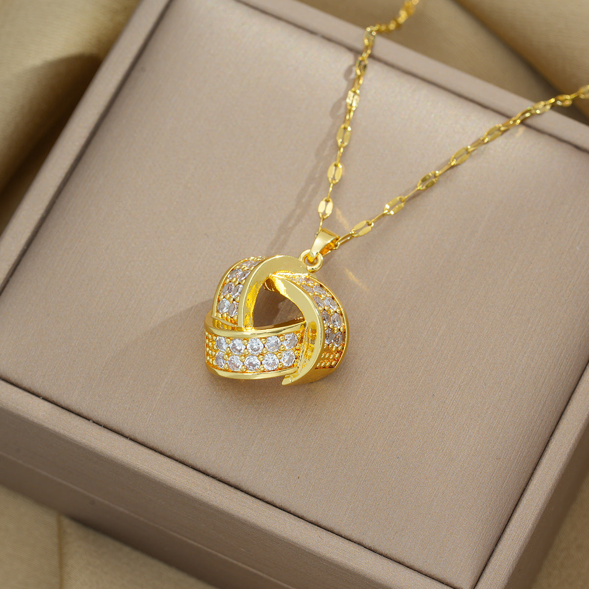 Collar con colgante de circonita geométrica simplista, diseño elegante