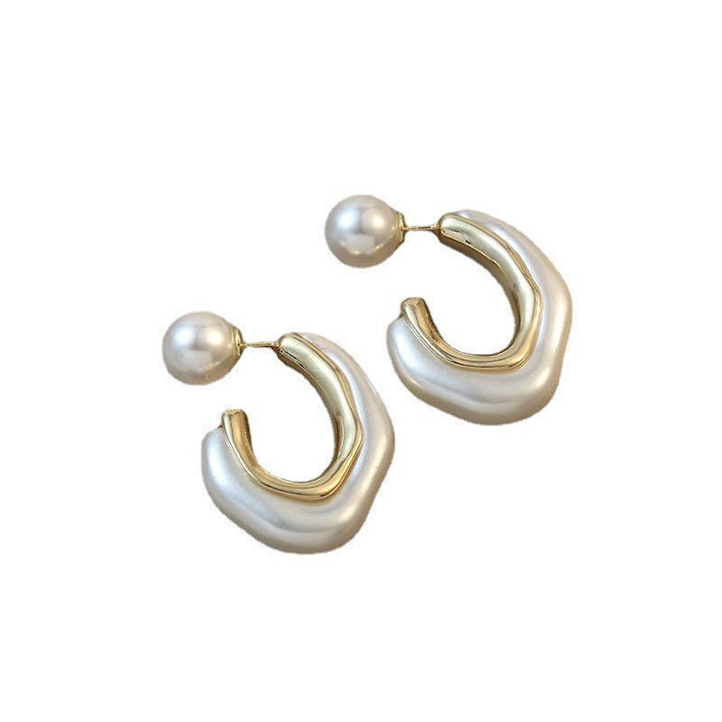 Pendientes de perlas irregulares blancas en forma de C